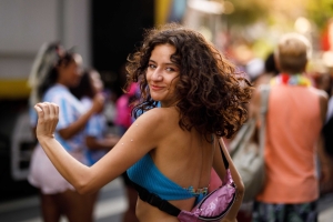 Coole Street Parade Outfits für Frauen – ganz ohne Trashfaktor